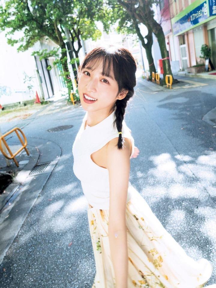 　「小栗有以１ｓｔ写真集　君と出逢った日から」の１カット（撮影・細居幸次郎）