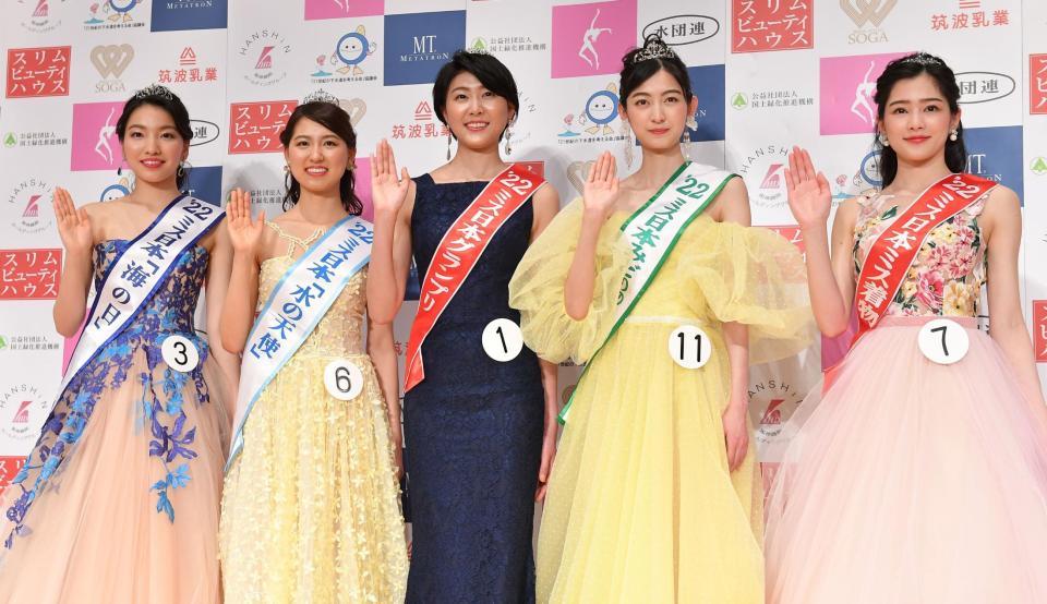 　（左から）２０２２ミス日本「海の日」の属安紀奈さん、２０２２ミス日本「水の天使」の横山莉奈さん、第５４回２０２２ミス日本グランプリの河野瑞夏さん、ミス日本みどりの女神の成田愛純さん、ミス日本ミス着物の佐藤梨紗子さん（撮影・伊藤笙子）