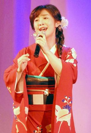 　熱唱する工藤あやの