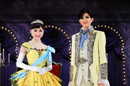 　宝塚歌劇月組新人公演「今夜、ロマンス劇場で」に主演した礼華はる（右）と花妃舞音