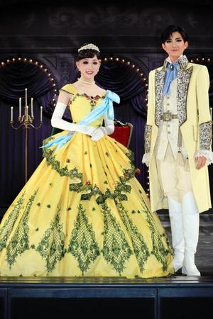 　宝塚歌劇月組新人公演「今夜、ロマンス劇場で」に主演した礼華はる（右）と花妃舞音