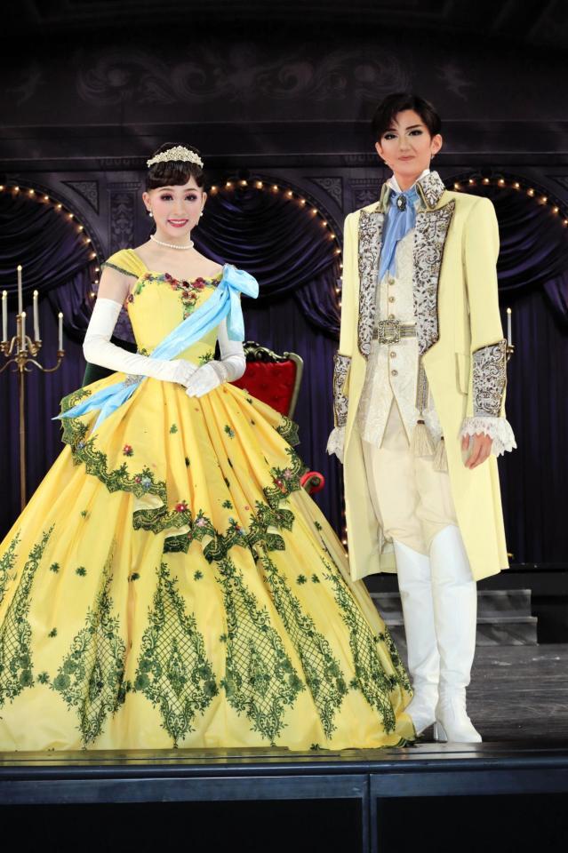 　宝塚歌劇月組新人公演「今夜、ロマンス劇場で」に主演した礼華はる（右）と花妃舞音