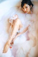 　「乃木坂４６　新内眞衣２ｎｄ写真集　夜が明けたら」の１カット（撮影・東京祐）