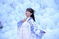 “雪女風”の打掛姿を披露した丘みどり＝埼玉・横瀬町のあしがくぼの氷柱