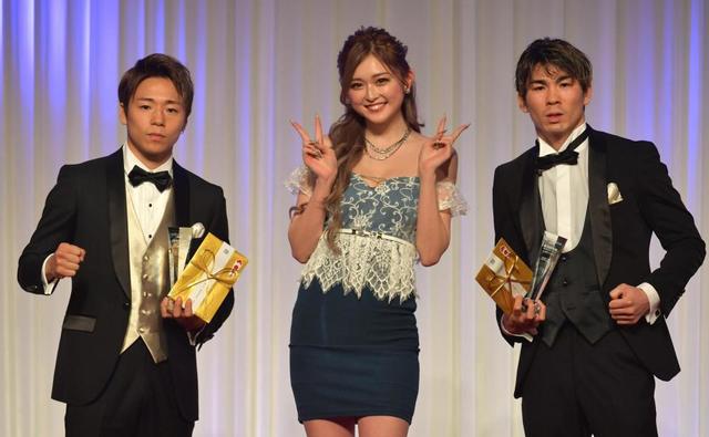 ゆうちゃみ 肩出し＆胸元露出の超ミニワンピで魅了 表彰式で「震えた
