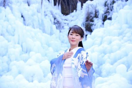 “雪女風”の打掛姿を披露した丘みどり＝埼玉・横瀬町のあしがくぼの氷柱