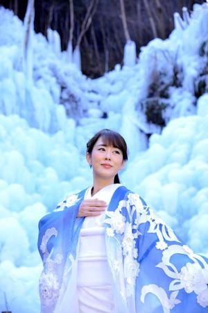 　“雪女風”の打掛姿を披露　した丘みどり＝埼玉・横　瀬町のあしがくぼの氷柱