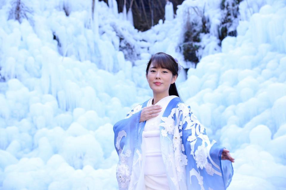 “雪女風”の打掛姿を披露した丘みどり＝埼玉・横瀬町のあしがくぼの氷柱
