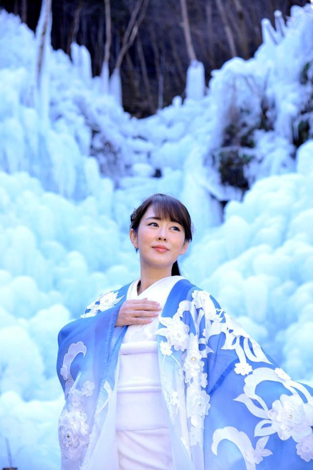 　“雪女風”の打掛姿を披露　した丘みどり＝埼玉・横　瀬町のあしがくぼの氷柱