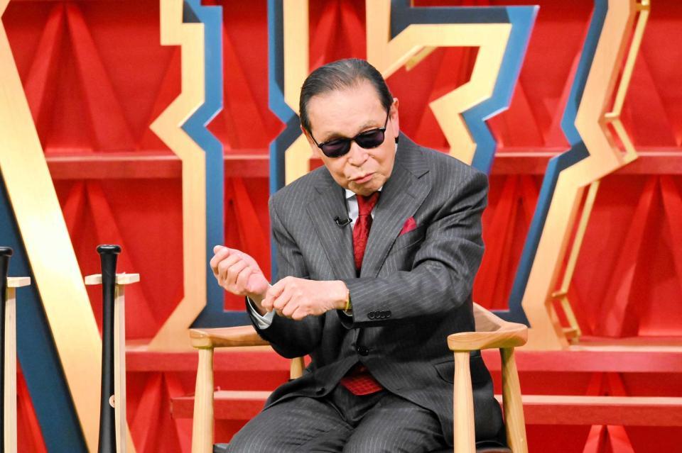 　スイングについて熱心に質問するタモリ