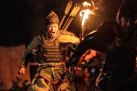 　伊豆の目代後見役・堤信遠（吉見一豊）の館に突撃する義時＝ＮＨＫ大河ドラマ「鎌倉殿の１３人」第４回から