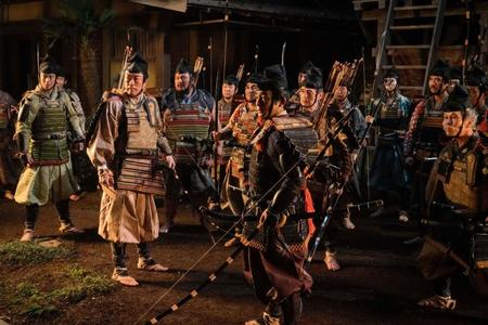 　鎧に身を固めた、北条家をはじめとする坂東武者たち＝ＮＨＫ大河ドラマ「鎌倉殿の１３人」第４回から