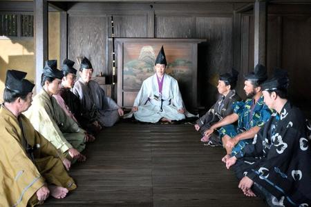 　挙兵を決意した頼朝とともに、計画を話し合う武士たち＝ＮＨＫ大河ドラマ「鎌倉殿の１３人」第４回から