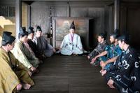 　挙兵を決意した頼朝とともに、計画を話し合う武士たち＝ＮＨＫ大河ドラマ「鎌倉殿の１３人」第４回から