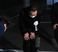 　報道陣に一礼して引き揚げる梅沢富美男＝都内の斎場（撮影・高石航平）