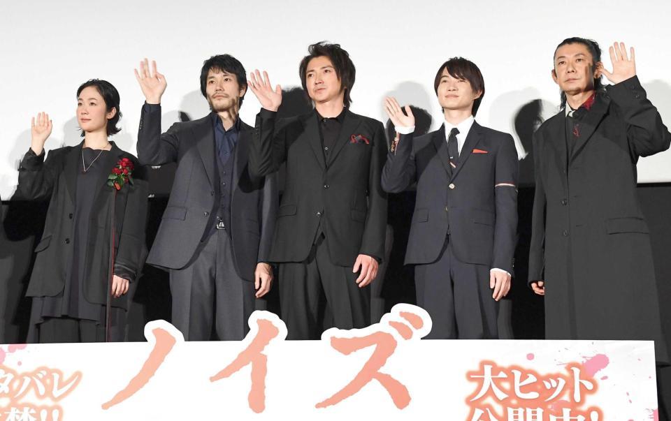 　客席に手を振る（左から）黒木華、松山ケンイチ、藤原竜也、神木隆之介、永瀬正敏（撮影・園田高夫）