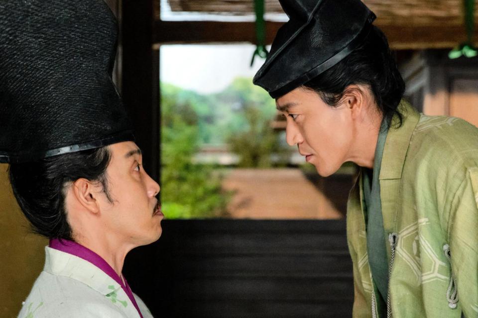 　坂東武者の協力をあおぐために、頼朝（大泉洋）に頭を下げるよう説得する義時＝ＮＨＫ大河ドラマ「鎌倉殿の１３人」第４回から