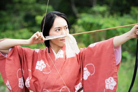 義時たちにあることを矢文で伝えようとする八重＝ＮＨＫ大河ドラマ「鎌倉殿の１３人」第４回から