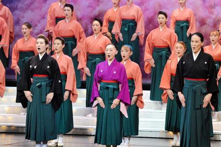 　ＯＳＫ日本歌劇団の創立１００周年記念式典で歌う楊琳（写真左）ら＝大阪松竹座