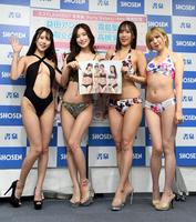 　ミスＦＬＡＳＨ２０２１の４人。（右から）高槻実穂、霧島聖子、益田アンナ、名取くるみ＝東京・神保町の書泉グランデ（撮影・佐藤厚）