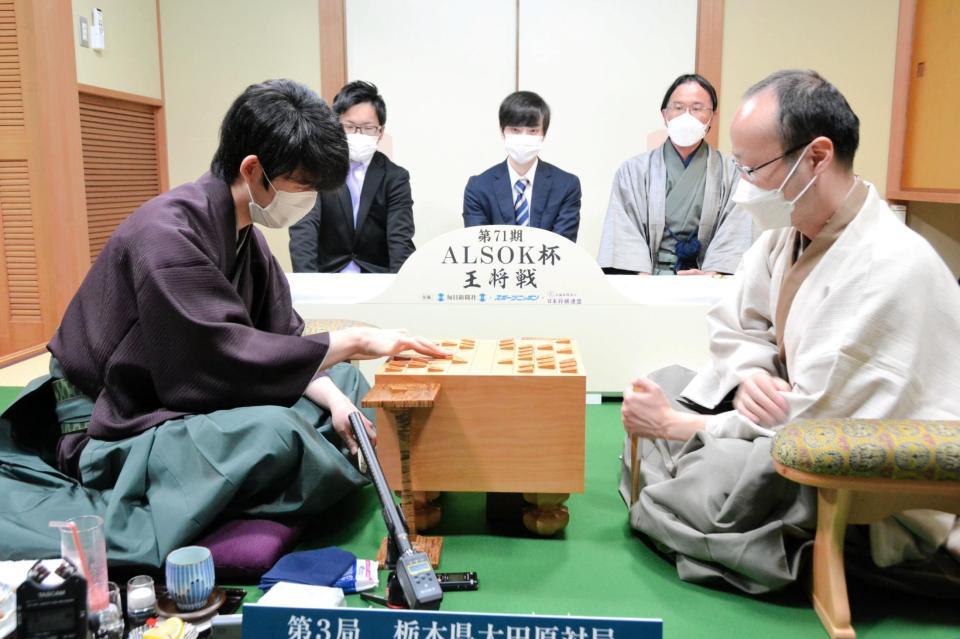 渡辺王将（右）と感想戦を行う藤井竜王（左）＝日本将棋連盟提供
