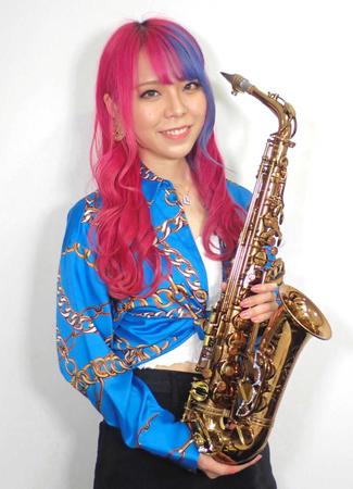 　サックスを手にするユッコ・ミラー＝都内