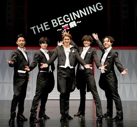 　「ＴＨＥ　ＢＥＧＩＮＮＩＮＧ　～笑劇～」の開幕を迎えた（左から）當間琉巧、嶋崎斗亜、小島健、佐野晶哉、岡佑吏＝東京グローブ座