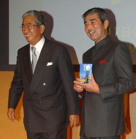 　ドラマの制作発表で渡哲也さん（左）と石原慎太郎さん＝２００４年１１月