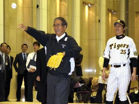 　阪神・新井選手（右）が見つめる中、キャッチボールを披露する石原慎太郎さん＝２０１０年１１月