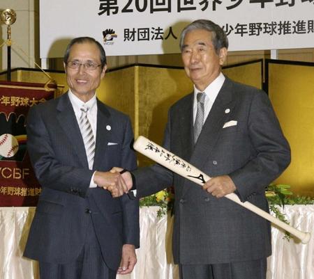 　世界少年野球大会調印式で王貞治氏（左）と握手する石原慎太郎さん＝２００９年４月