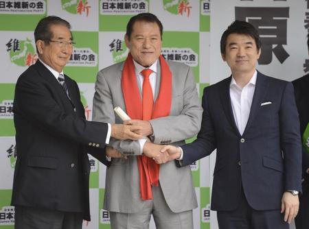 　街頭演説を終え橋下徹氏（右）、アントニオ猪木氏（中）と握手する石原慎太郎さん＝２０１３年６月