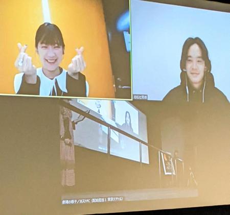「ちょっと思い出しただけ」の関西プレミア上映会にリモート出演した池松壮亮（右）と伊藤沙莉（左。下は松居大悟監督）＝大阪市内