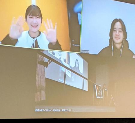 「ちょっと思い出しただけ」の関西プレミア上映会にリモート出演した池松壮亮（右）と伊藤沙莉（左。下は松居大悟監督）＝大阪市内