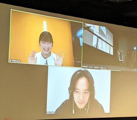「ちょっと思い出しただけ」の関西プレミア上映会にリモート出演した池松壮亮（下）と伊藤沙莉（左上。右上は松居大悟監督）＝大阪市内