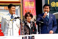 １９７５年３月、東京都知事選に立候補した石原慎太郎氏（左）。右は応援演説をする石原裕次郎氏。中央は典子・慎太郎夫人＝東京・新宿