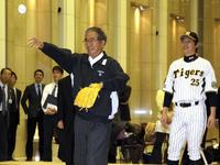 　阪神・新井選手（右）が見つめる中、キャッチボールを披露する石原慎太郎さん＝２０１０年１１月