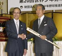 　世界少年野球大会調印式で王貞治氏（左）と握手する石原慎太郎さん＝２００９年４月