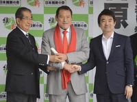 　街頭演説を終え橋下徹氏（右）、アントニオ猪木氏（中）と握手する石原慎太郎さん＝２０１３年６月