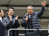 　選挙カーに乗り橋下徹氏（左）と街頭演説する石原慎太郎さん