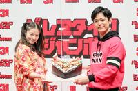 　妻夫木聡（右）へ自身がデコレーションしたチョコレートケーキを手渡す今田美桜
