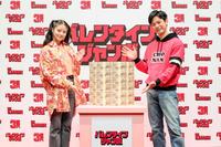 　３億円とともに記念撮影する妻夫木聡（右）と今田美桜