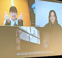 「ちょっと思い出しただけ」の関西プレミア上映会にリモート出演した池松壮亮（右）と伊藤沙莉（左。下は松居大悟監督）＝大阪市内