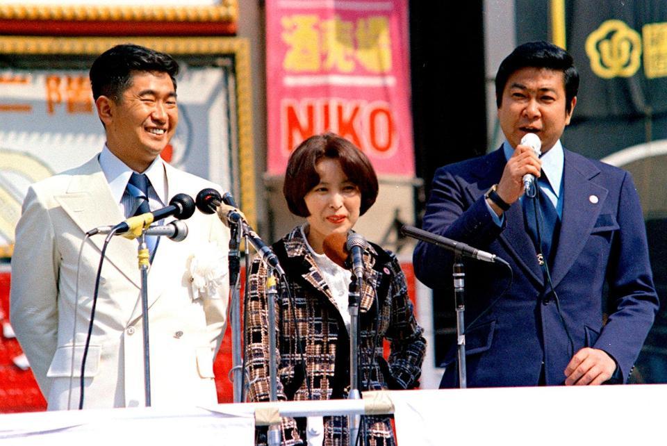 １９７５年３月、東京都知事選に立候補した石原慎太郎氏（左）。右は応援演説をする石原裕次郎氏。中央は典子・慎太郎夫人＝東京・新宿