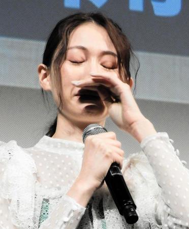 　あいさつで涙を見せる大野いと