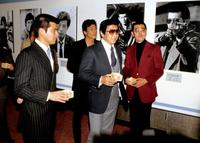 　「西部警察　ＰＡＲＴ－２」の、マスコミ向け制作発表記者会見でのひとコマ。オキ参入と、日本全国縦断ロケーションシリーズが同時に発表された