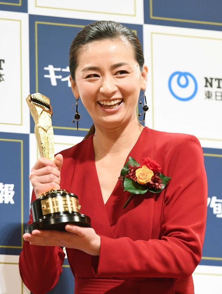 　主演女優賞トロフィーを手に笑顔を見せる尾野真千子