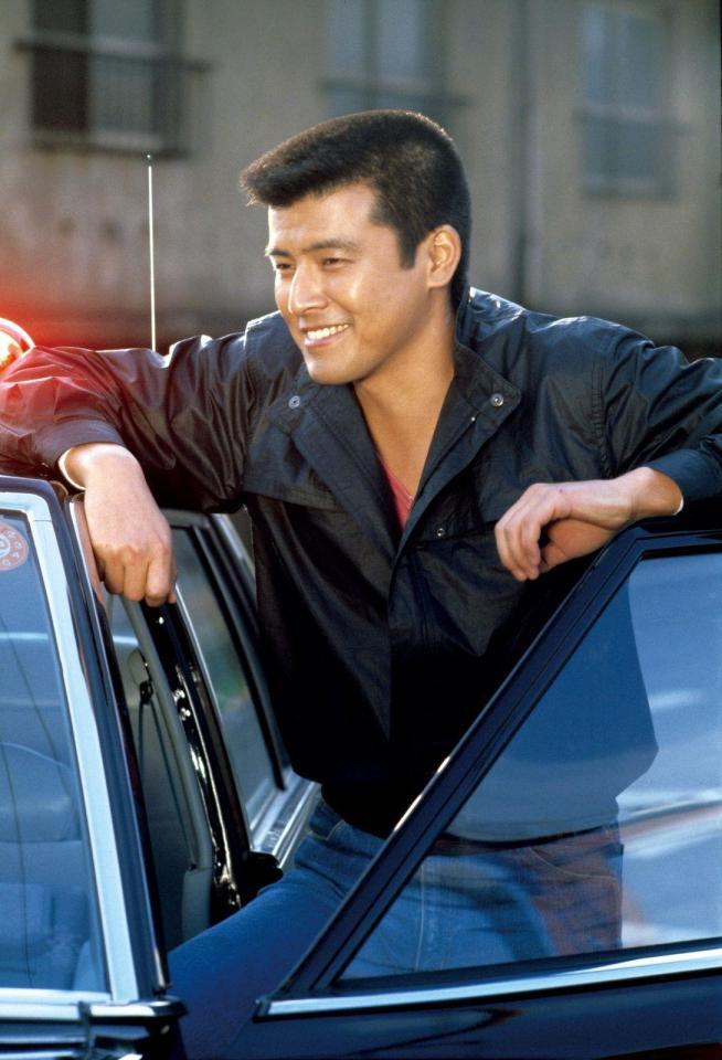 　「ＰＡＲＴ－２」第５話ラスト、誘拐された少女を軍団のチームプレーで無事救助し、イッペイこと平尾一兵刑事（峰竜太）の運転する黒パトで帰途につくオキ、束の間の笑顔