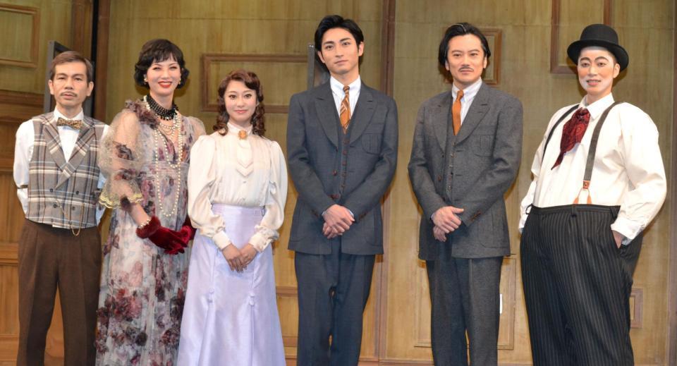 舞台「ＳＬＡＰＳＴＩＣＫＳ」のフォトセッションに出席した（左から）マギー、壮一帆、桜井玲香、木村達成、小西遼生、金田哲＝東京・日比谷、シアタークリエ