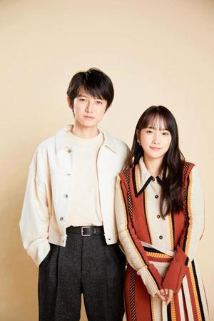 「カムカムエヴリバディ」３人目ヒロインを務める川栄李奈（右）と本郷奏多