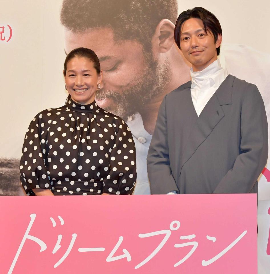 　映画の試写会に登場した伊達公子さん（左）と工藤阿須加